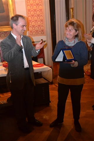 Francesco Cusati consegna la targa a Barbara Marozzi